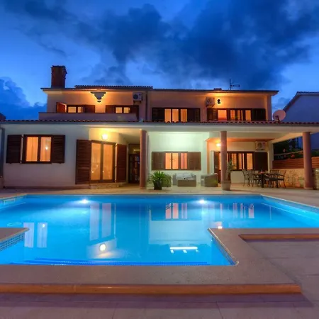 Villa Komel With Pool Fazana Exterior photo