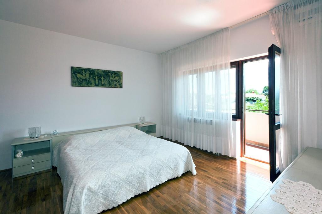 Komel With Pool Holiday home *