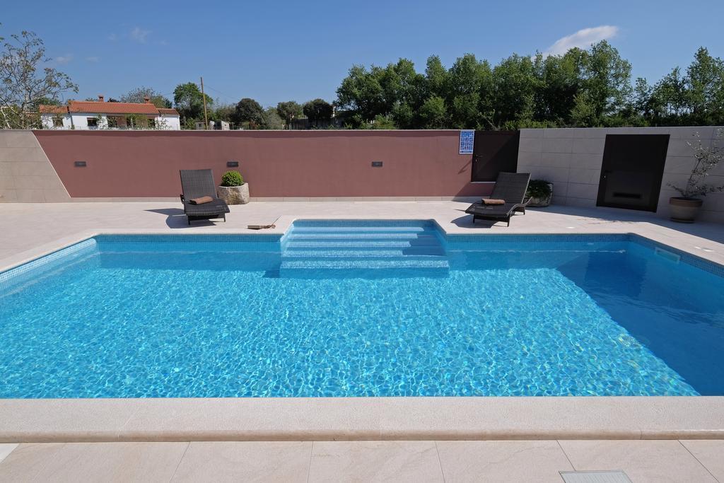 Komel With Pool