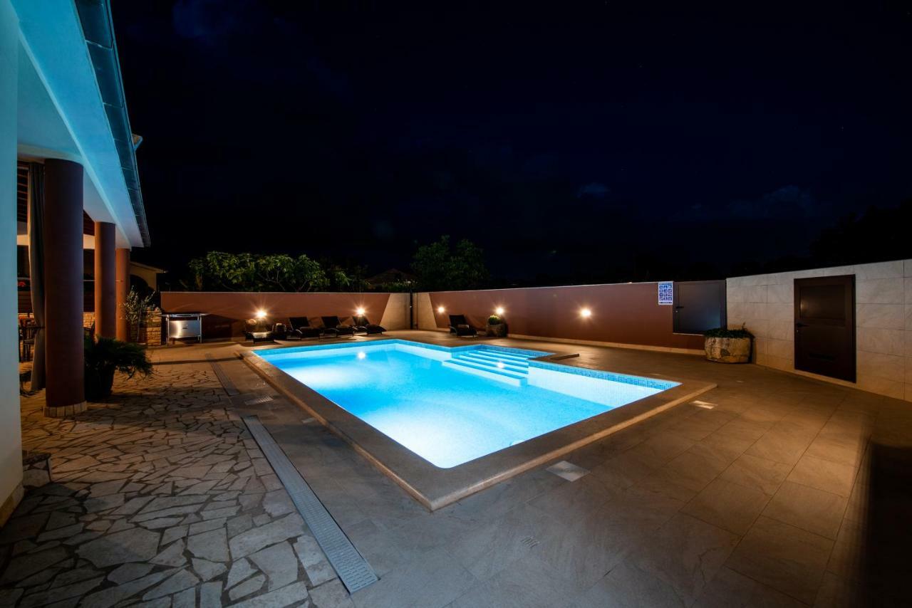Komel With Pool Holiday home